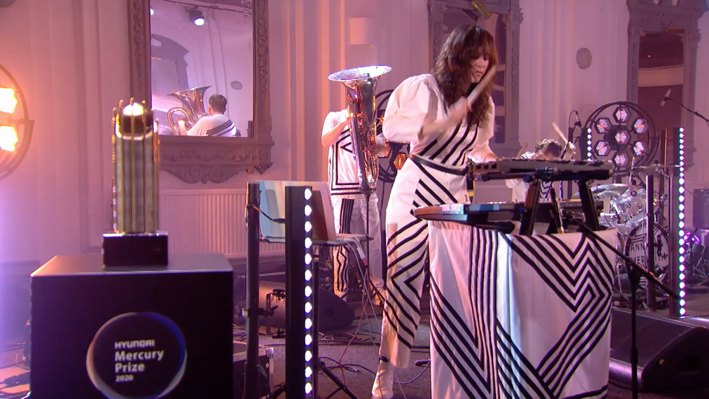 Anna Meredith performing Paramour (1)