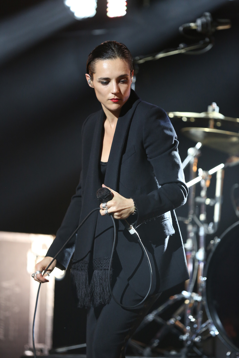 Brace yourselves for Savages performance! (1)