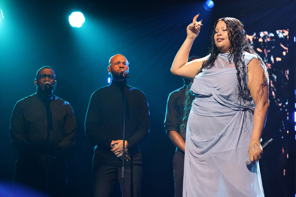 SHYGIRL_PERFORMING_MP23_3_id20581_