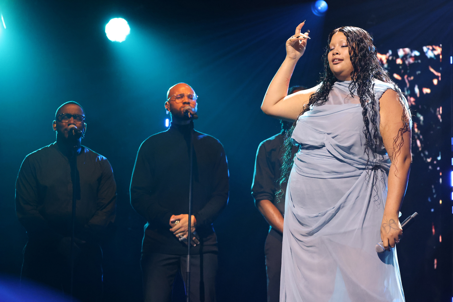 SHYGIRL_PERFORMING_MP23_3_id20581_