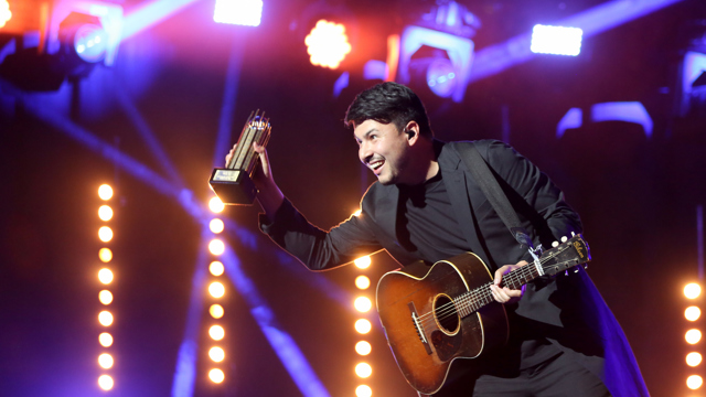 Jamie Woon accepts his award for shortlisted album 'Making Time'