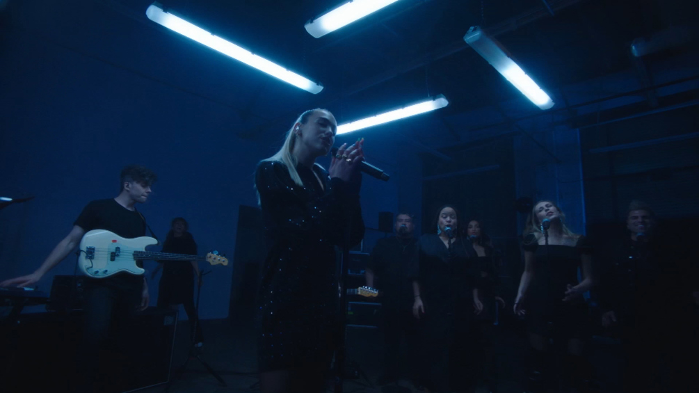 Dua Lipa performing Don't Start Now (1)